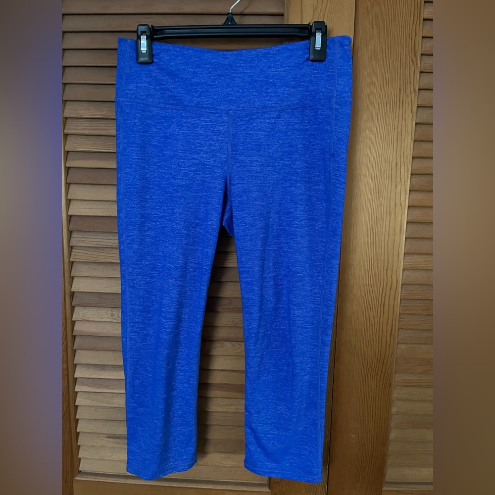 ATHLETA capri leggings in blue  size medium